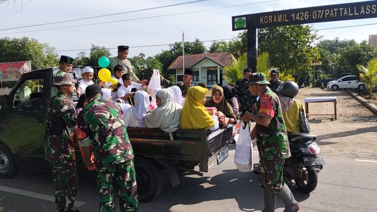 Peduli Sesama, Koramil 1426-07/Pattallassang Bagikan Snack Kepada Pengguna Jalan
