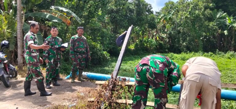 Anggota Staf Ter Kodim dan Babinsa Laksanakan Pengukuran Rencana Pembangunan Jembatan