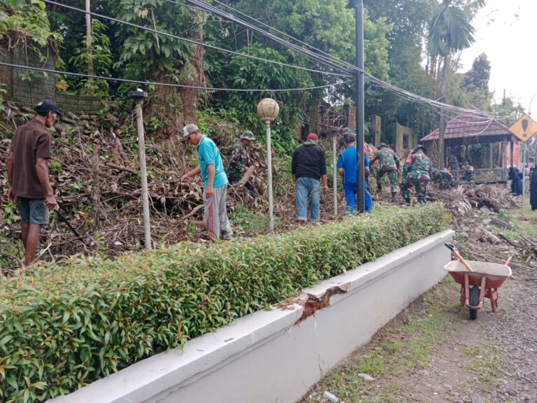 Koramil 1426-01/Polut Kolaborasi Pemerintah Kecamatan, Kerja Bakti Bersihkan Saluran Air dan Bahu Jalan