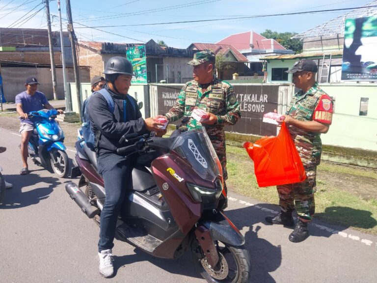 Jumat Berkah, Koramil 1426-04/Galesong Bagikan Snack Kepada Pengguna Jalan