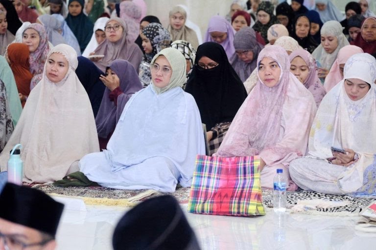 Momentum Ramadan dan Setahun Kepemimpinan, Bupati Gowa Tarawih di Masjid Syekh Yusuf