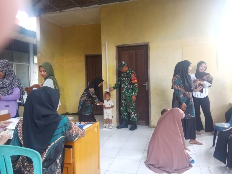 Wujudkan Balita Sehat, Babinsa Desa Parangmata Dampingi Petugas Berikan Layanan Posyandu