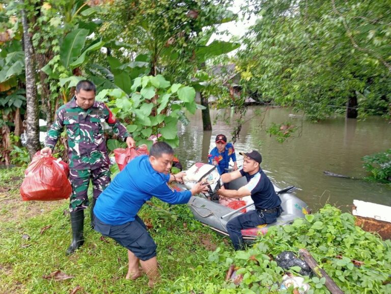 Gerak Cepat, Personel Kodim Takalar Bersama Damkar Takalar Evakuasi Warga Terjebak Banjir