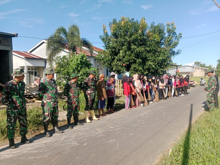 Tanamkan Semangat Gotong Royong, Personel Koramil 1426-03/Galut Ajak Warga Kerja Bakti