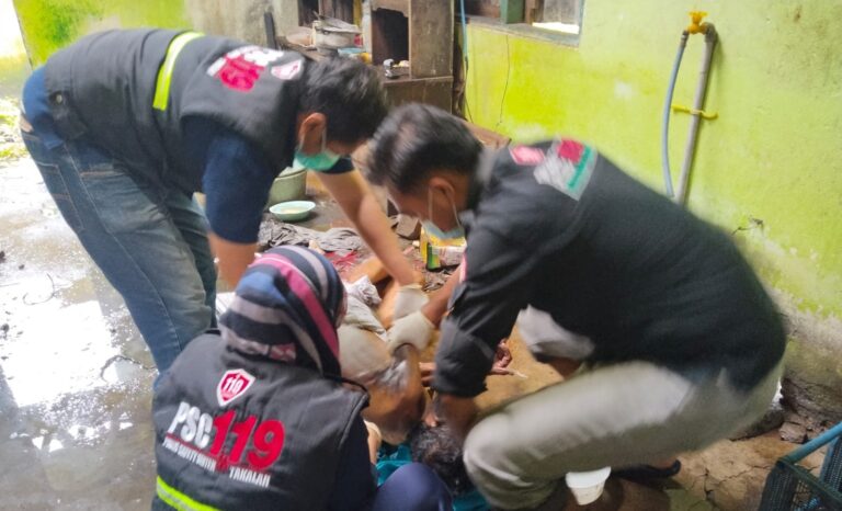 Babinsa Koramil 1426-07/Pattallassang Evakuasi Warga Yang Sakit Hidup Sebatang Kara