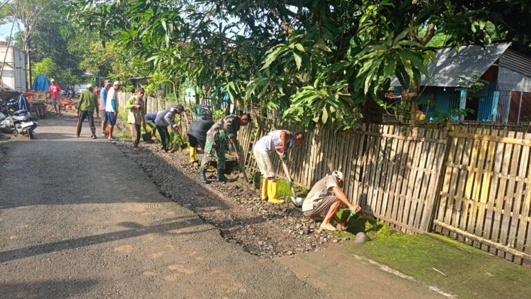 Wujudkan Kebersihan Lingkungan, Koramil 1426-06/Mapsu Bersama Warga Gelar Kerja Bakti Bersihkan Saluran Air
