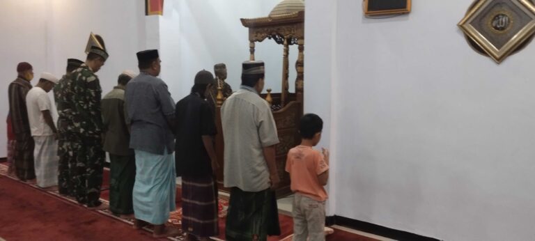Babinsa Koramil 1426-07/Pattalassang, Sholat Subuh Berjamaah Di Masjid Wilayah Binaan