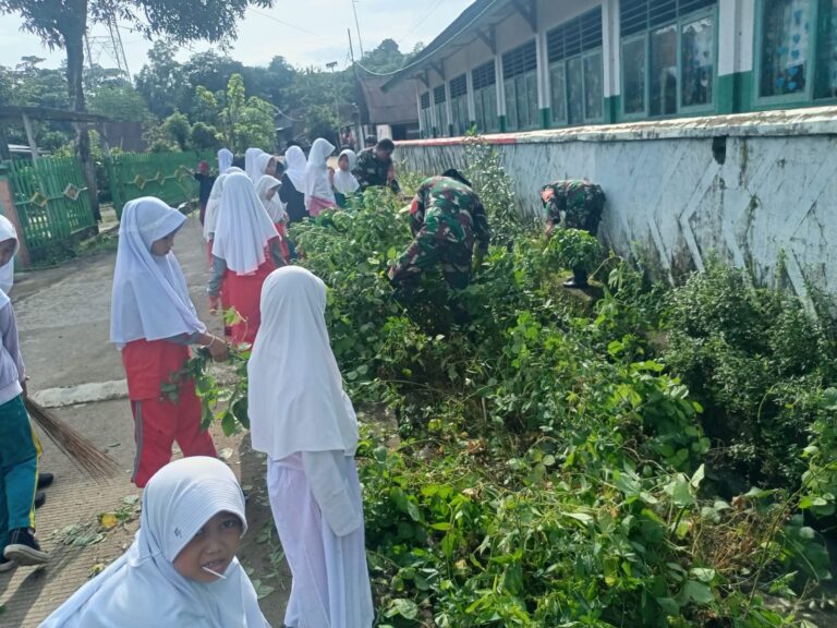 Tanamkan Sadar Kebersihan Sejak Dini, Koramil 1426-01/Polut Ajak Siswa SD Kerja Bakti