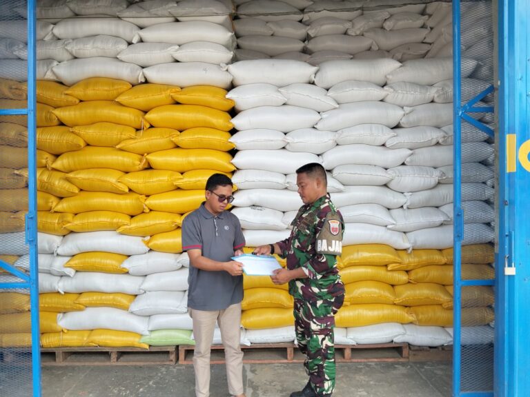 Piket Koramil 1426-01/Polut Pantau Gudang Bulog Palleko, Pastikan Stok Beras Takalar Aman