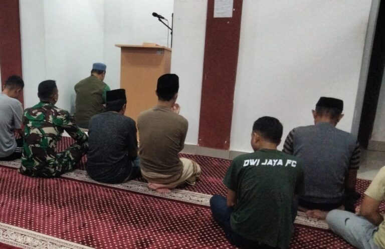 Shalat Subuh Berjamaah Jadi Media Komsos, Babinsa Koramil 1426-05/Marbo Pererat Silaturahmi Dengan Warga