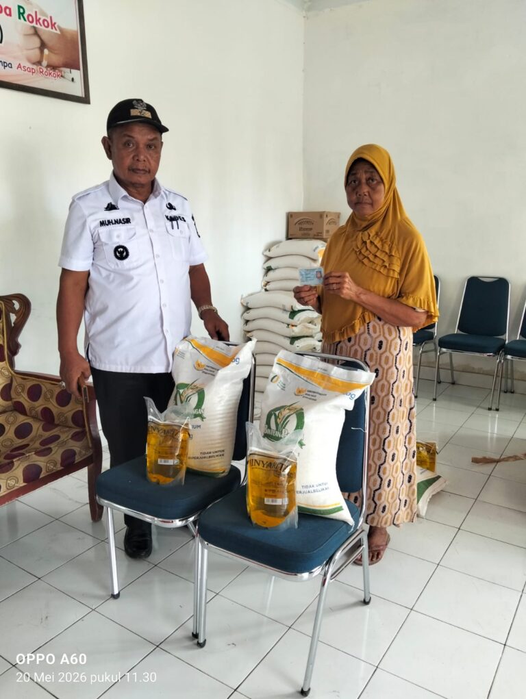 Ringankan Beban Masyarakat, Kades Bontomarannu Salurkan Bantuan Sembako