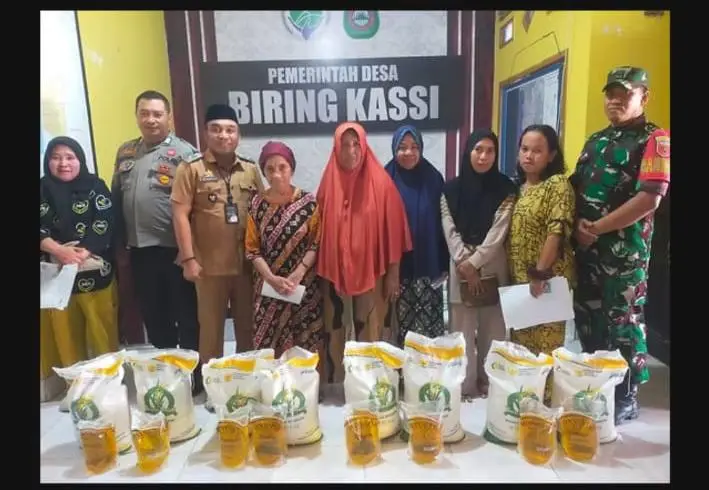 Kompak Layani Masyarakat, Tiga Pilar Desa BiringKassi Distribusikan Bantuan Pangan
