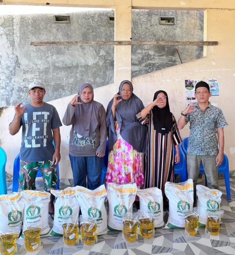 Beras Dan Minyak Goreng Dibagikan Pemdes Aeng Towa Ringankan Beban Ekonomi Warga