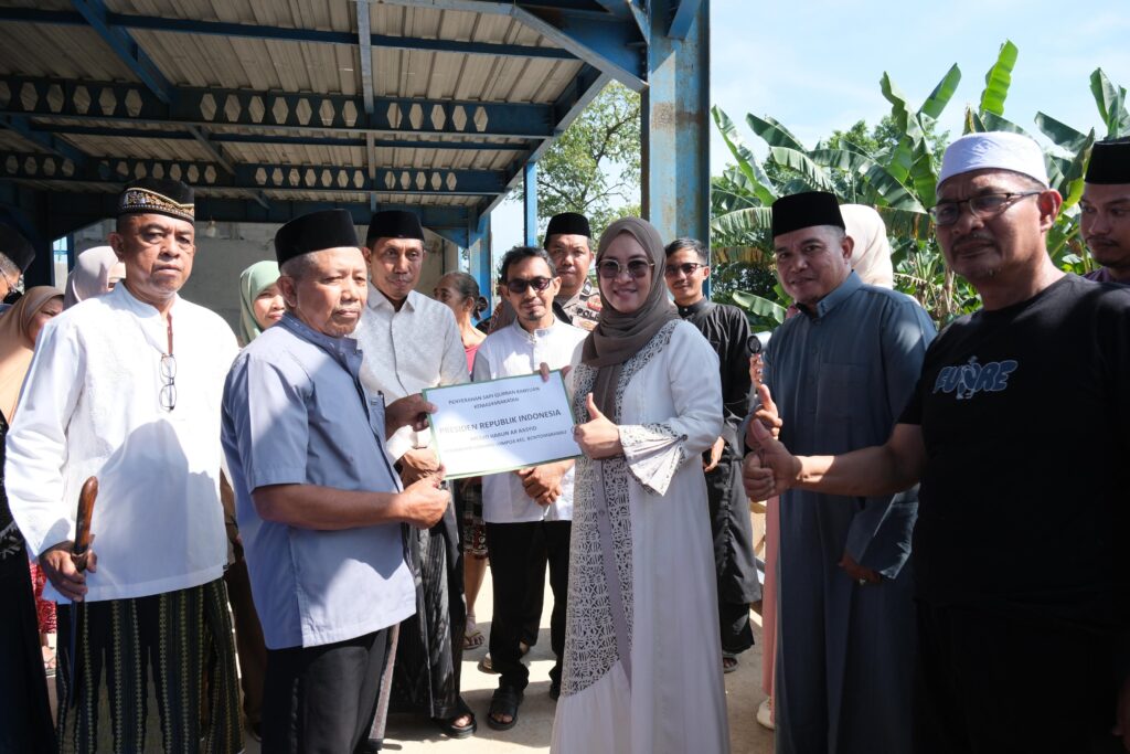 Bupati Gowa Serahkan Sapi Kurban di Romanglompoa, Warga Sambut Penuh Syukur