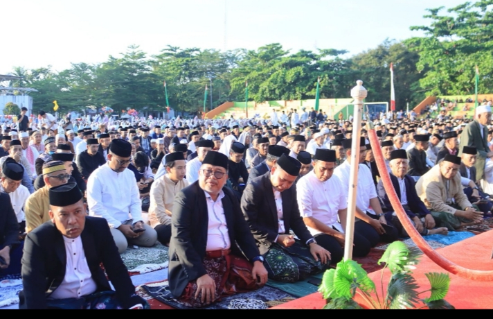 Kebersamaan di Hari Raya, Daeng Manye Bersama Anggota DPR RI Shalat Idhul Adha Di Lapangan Makkatang Daeng Sibali