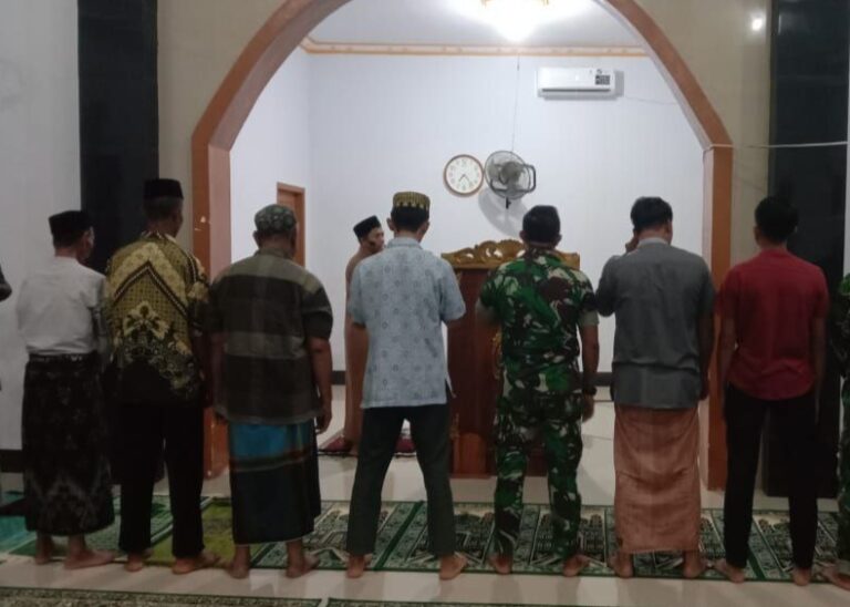 Koramil 1426-02/Polsel Komsos dengan Warga Lewat Sholat Subuh Berjamaah Keliling.