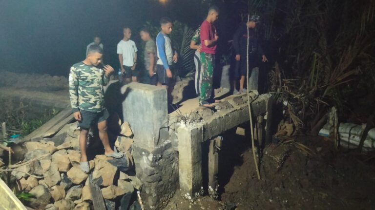 Semangat Gotong Royong, Personel Kodim Takalar, Yon TP dan Warga Lanjutkan Pembongkaran Jembatan Hingga Malam