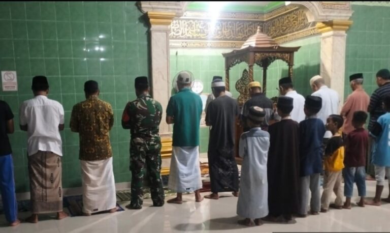 Personel Koramil 1426-06/Mapsu Laksanakan Sholat Subuh Berjamaah Bersama Masyarakat
