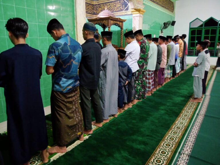 Koramil 1426-07/Pattallassang Gelar Sholat Subuh Berjamaah Keliling Bersama Masyarakat