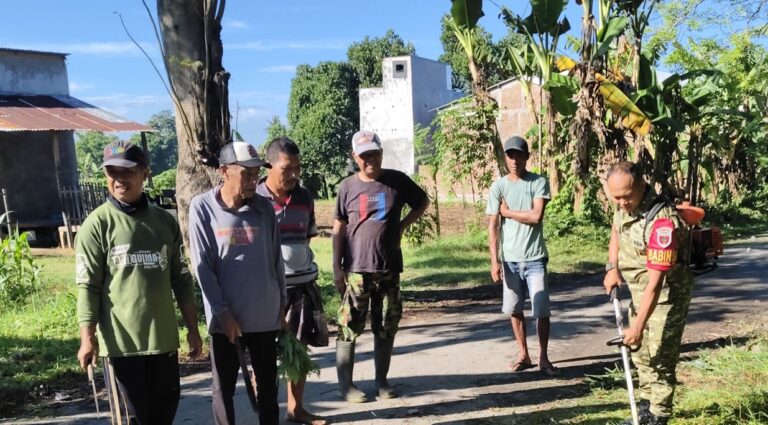 Babinsa Desa Kalukuang Bersama Warga Gelar Karya Bakti Bersihkan Lingkungan Desa