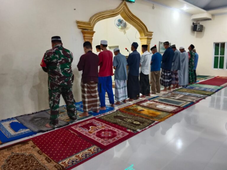 Personel Koramil 1426-01/Polut Laksanakan Sholat Subuh Berjamaah Keliling Bersama Masyarakat