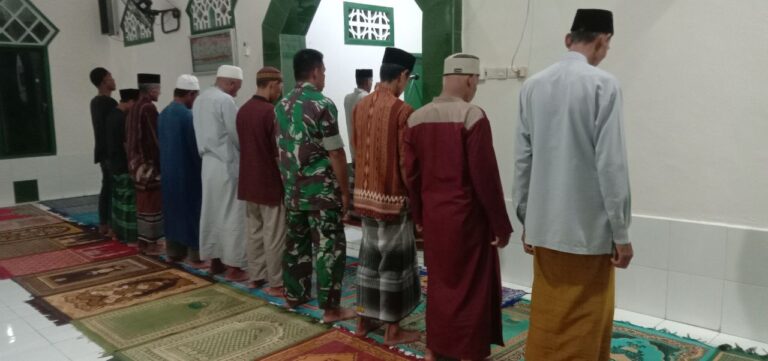 Koramil 1426-03/Galesong Utara Gelar Sholat Subuh Berjamaah Keliling Bersama Masyarakat