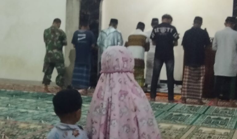 Personel Koramil 1426-07/Pattallassang Laksanakan Sholat Subuh Berjamaah Keliling Bersama Masyarakat
