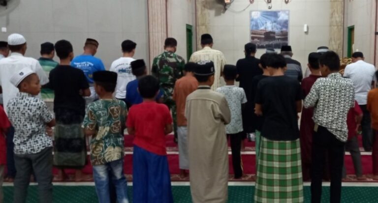 Babinsa Koramil 1426-02/Polsel Laksanakan Sholat Subuh Berjamaah Keliling Bersama Masyarakat