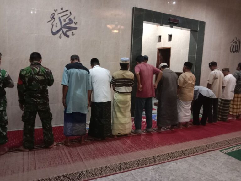 Koramil 1426-03/Galesong Utara Gelar Sholat Subuh Berjamaah Keliling Bersama Masyarakat