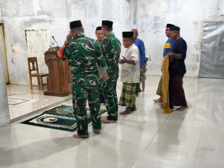 Koramil 1426-04/Galesong Gelar Sholat Subuh Berjamaah Keliling Bersama Masyarakat