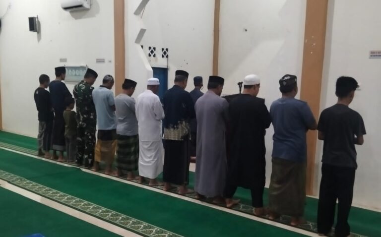 Subuh Berjamaah, Koramil 1426-06/Mapsu Perkuat Silaturahmi dan Kemanunggalan TNI Dengan Rakyat