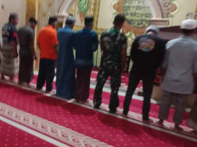 Perkuat Silaturahmi dan Kemanunggalan, Koramil 1426-03/Galut Gelar Sholat Subuh Berjamaah Keliling Bersama Warga