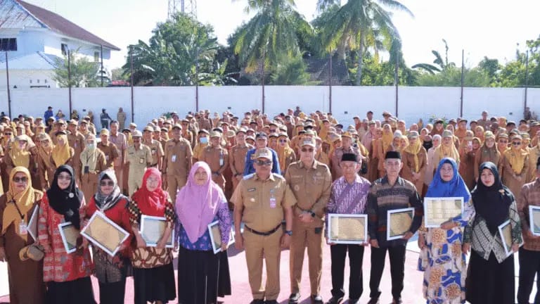 Gaungkan “Takalar Cepat”, Bupati Daeng Manye Apresiasi 18 ASN Purna Bakti dalam Apel Gabungan