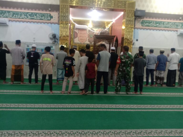Koramil 1426-03/Galut Perkuat Silaturahmi Melalui Sholat Subuh Berjamaah Keliling Bersama Warga
