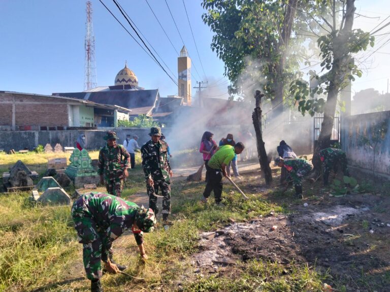 Koramil 1426-03/Galut Bersama Warga Gelar Kerja Bakti Bersihkan Bahu Jalan dan Pekuburan Islam