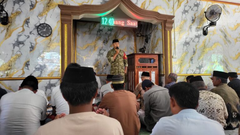 Babinsa Desa Kalukuang Perkuat Silaturahmi Lewat Komsos Bersama Jamaah Masjid Nurul Ilahi