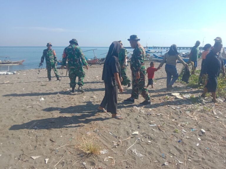 Kerja Bakti Bersama Warga, Koramil 1426-04/Galesong Bersihkan Pesisir Pantai Boddia
