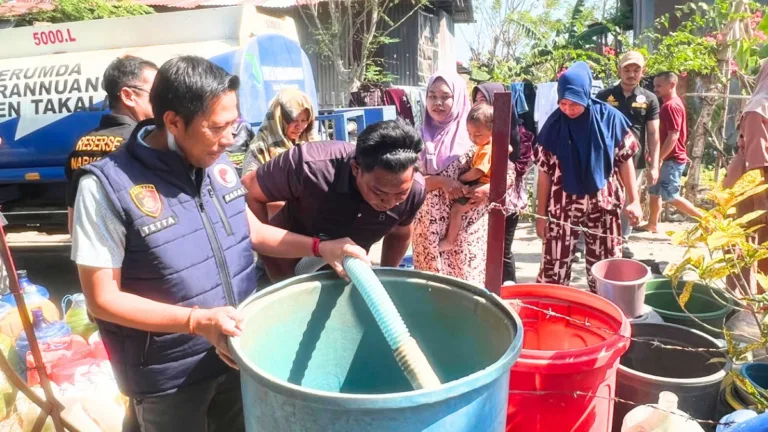 Wujud Kepedulian Sosial, Satresnarkoba Polres Takalar Bantu Warga Laikang Hadapi Kekeringan