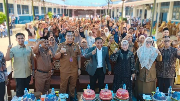 H. Achmad Daeng Se’re Serahkan 106 Beasiswa PIP di SMPN 1 Takalar, Dody Rian: Takalar Peringkat 2 Nasional Pengelolaan PIP