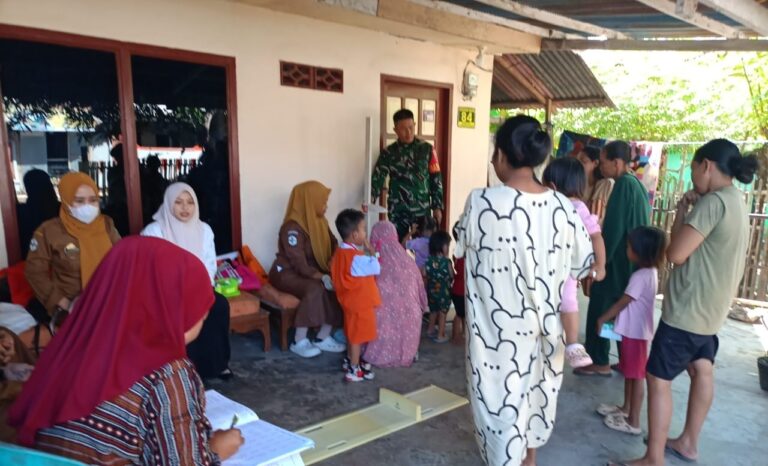 Babinsa Kelurahan Takalar Dampingi Pelaksanaan Posyandu Untuk Tingkatkan Kesehatan Ibu dan Anak