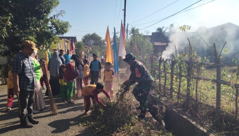 Karya Bhakti TNI Bersama Masyarakat, Bersihkan Bahu Jalan dan Selokan di Kelurahan Patte’ne