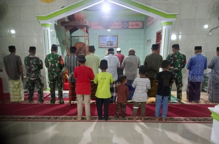 Jalin Silaturahmi, Personel Koramil 1426-02/Polsel Sambangi Masjid untuk Sholat Subuh Berjamaah