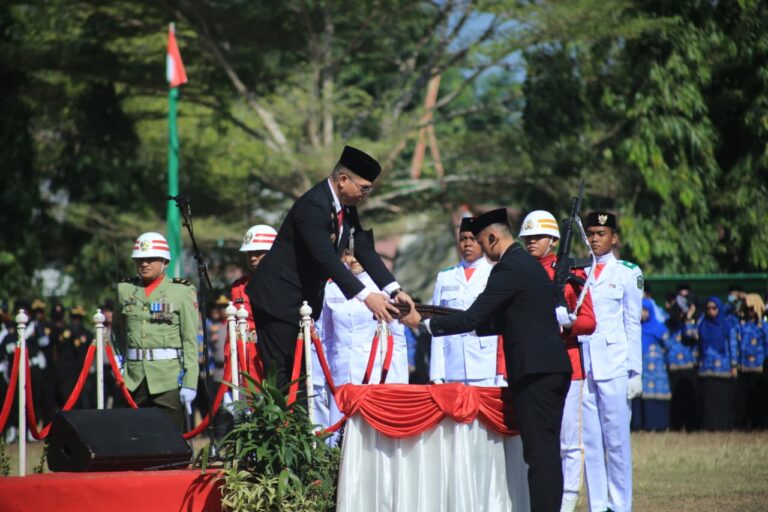 Dandim 1426 Takalar Bersama Ketua Persit Hadiri Upacara Detik-Detik Proklamasi HUT ke-81 Kemerdekaan RI