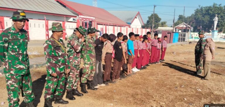 Babinsa Galesong Baru Bersama Pelajar dan Masyarakat Gelar Karya Bakti Bersihkan Selokan Lapangan H. Larigau Manginruru