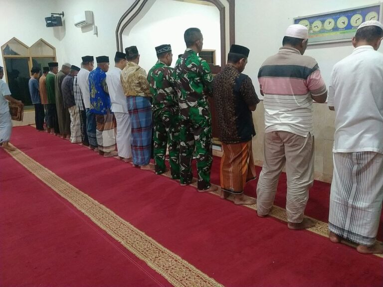 Perkuat Silaturahmi dengan Warga, Koramil 1426-01/Polut Rutin Laksanakan Sholat Subuh Berjamaah Keliling