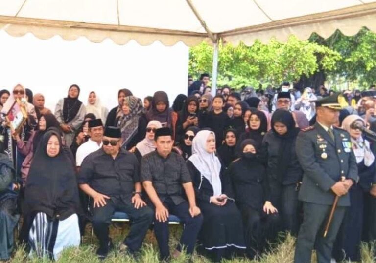 Daeng Manye Hadiri Pemakaman H.M. Natsir Ibrahim di TMP Polongbangkeng, Kenang Dedikasinya