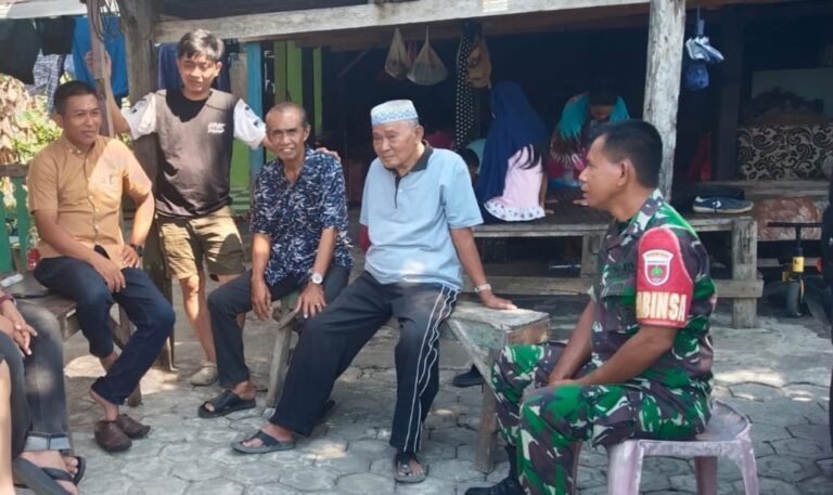 Dengan Komsos, Babinsa Pattallassang Ajak Warga Tingkatkan Koordinasi dan Waspadai Kebakaran di Musim Kemarau