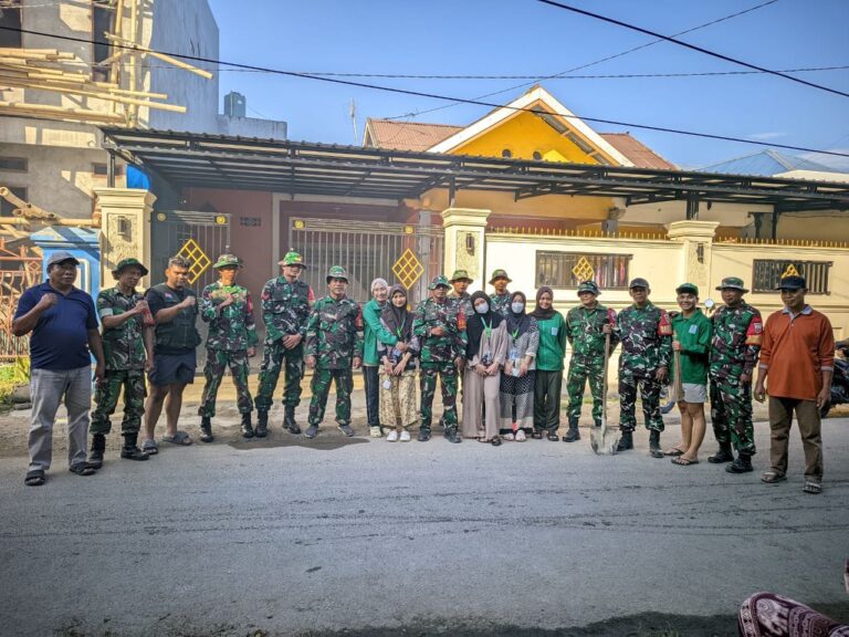 Koramil 1426-04/Galesong Bersama Warga dan Mahasiswa KKN UIN Alauddin Gelar Kerja Bakti Bersihkan Selokan