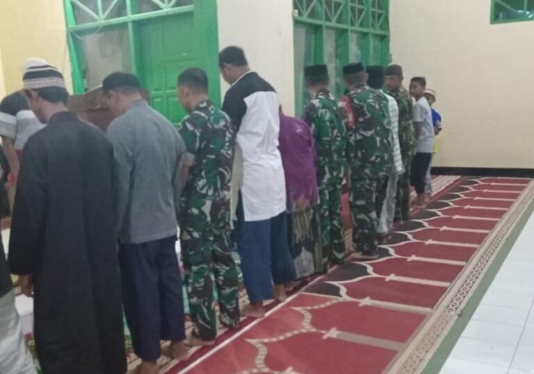 Perkuat Silaturahmi dan Ketaatan Ibadah, Koramil 1426-02/Polsel Gelar Sholat Subuh Berjamaah Keliling