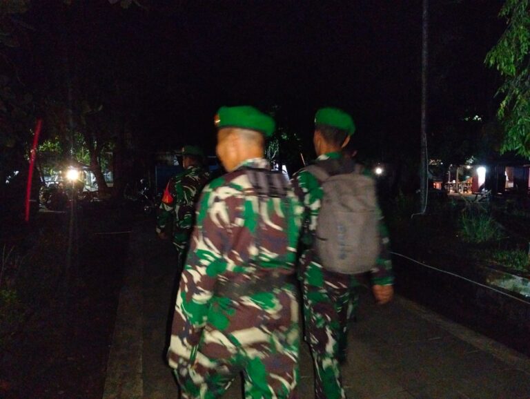 Sinergi TNI-Polri, Koramil 07 Patallassang dan Polsek Gelar Patroli Bersama Jaga Kamtibmas